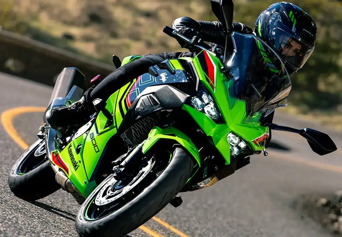 Homem pilotando a nova Kawasaki Ninja 500 SE KRT Edition 2025