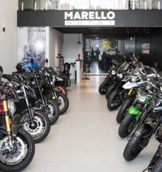 Concessionária de motos com modelos disponíveis