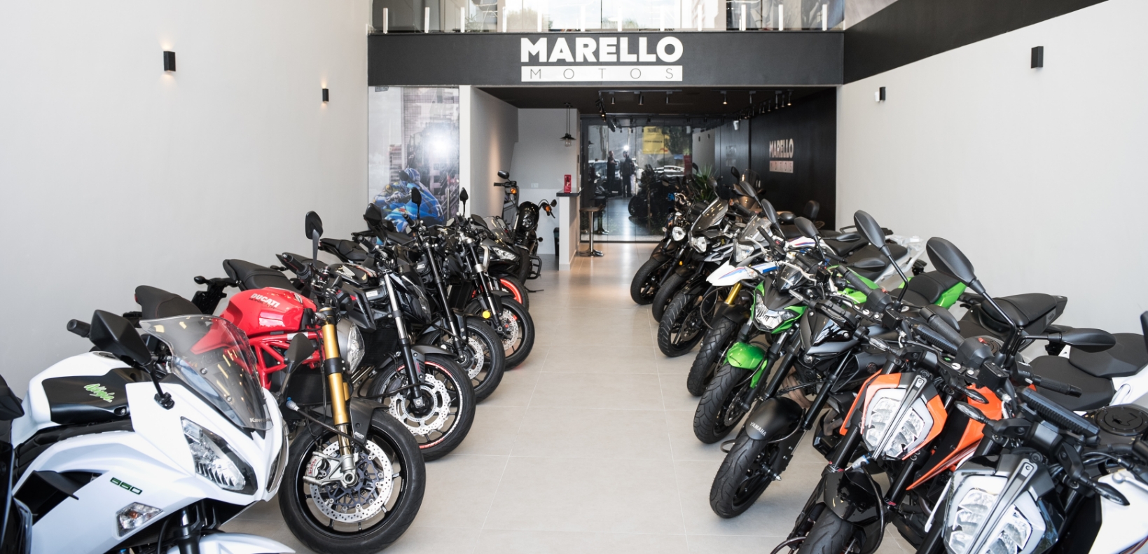 Concessionária de motos com modelos disponíveis