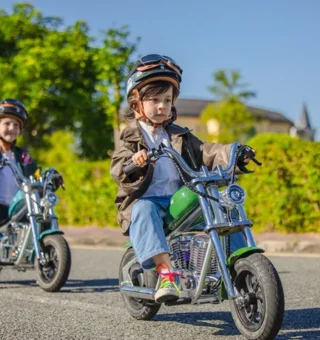 Crianças com motos elétricas infantis