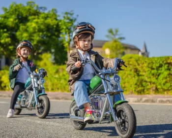 Crianças com motos elétricas infantis