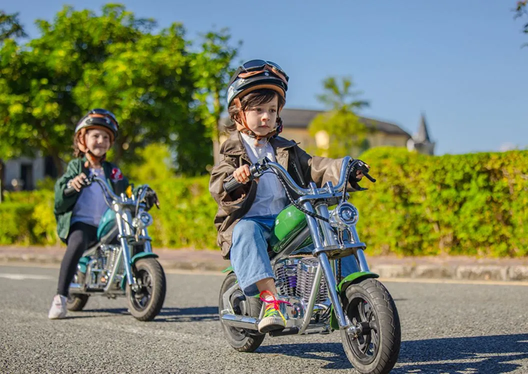 Crianças com motos elétricas infantis