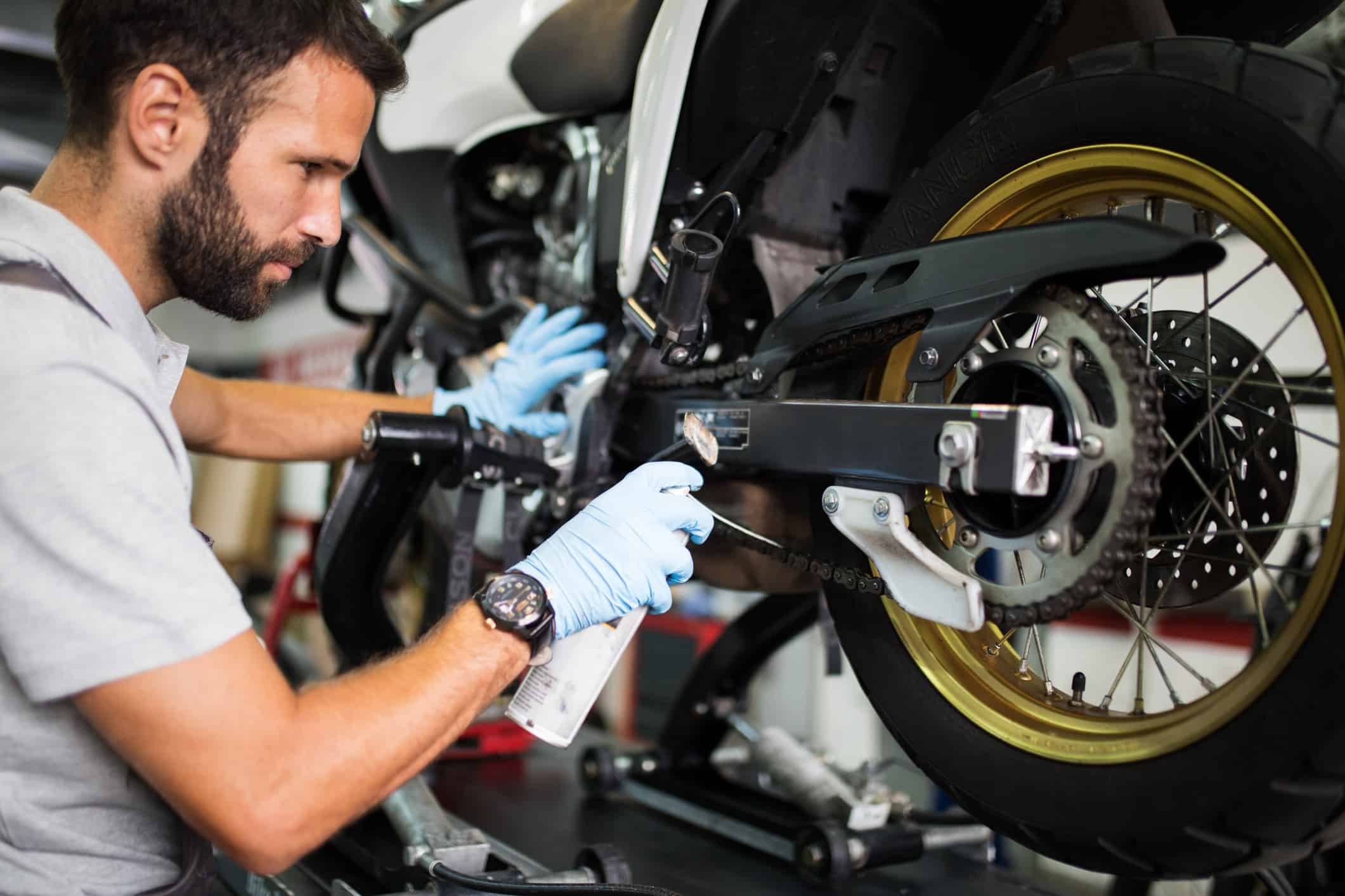 Mecânico fazendo Manutenção preventiva para moto