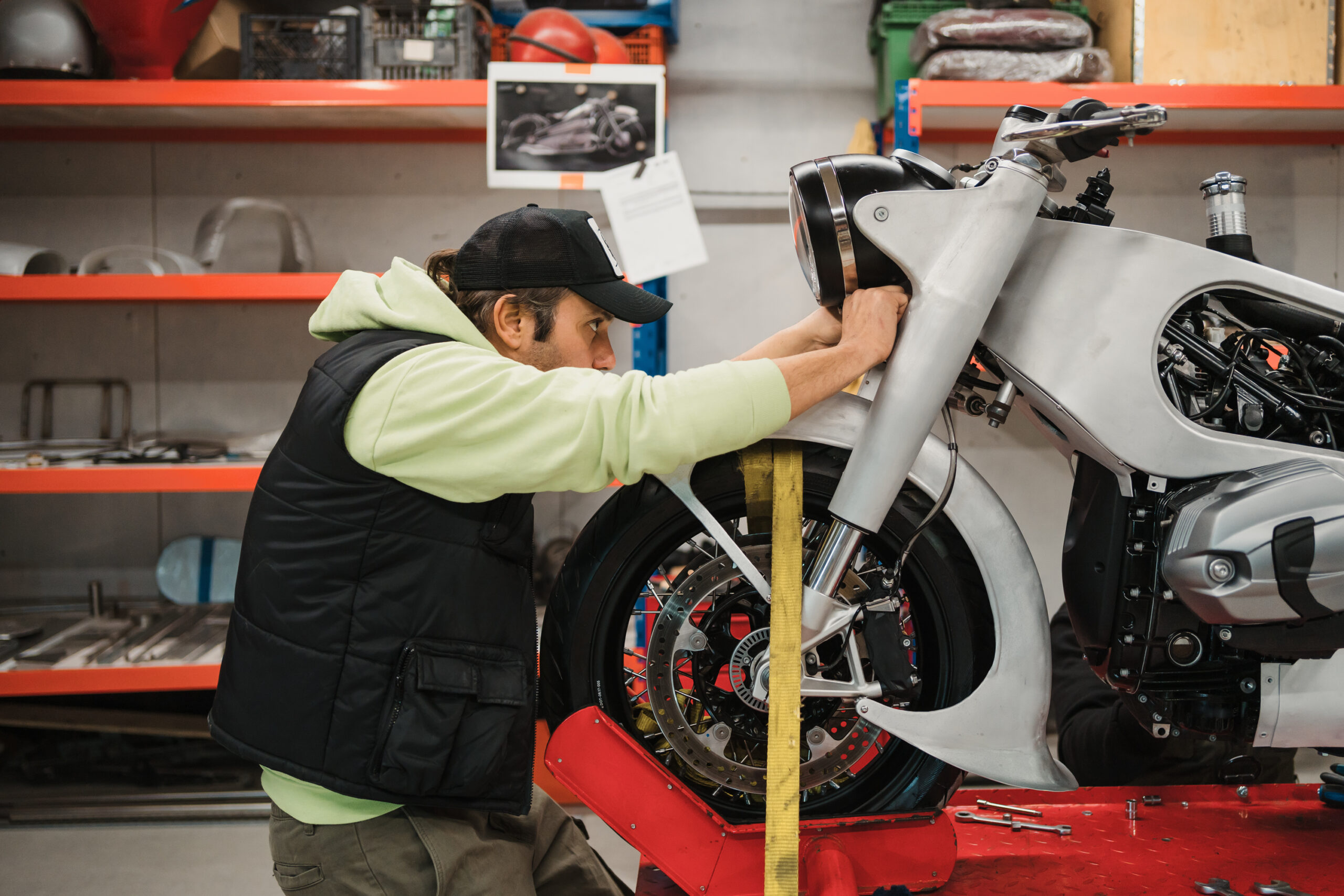 Homem fazendo Manutenção preventiva em uma moto