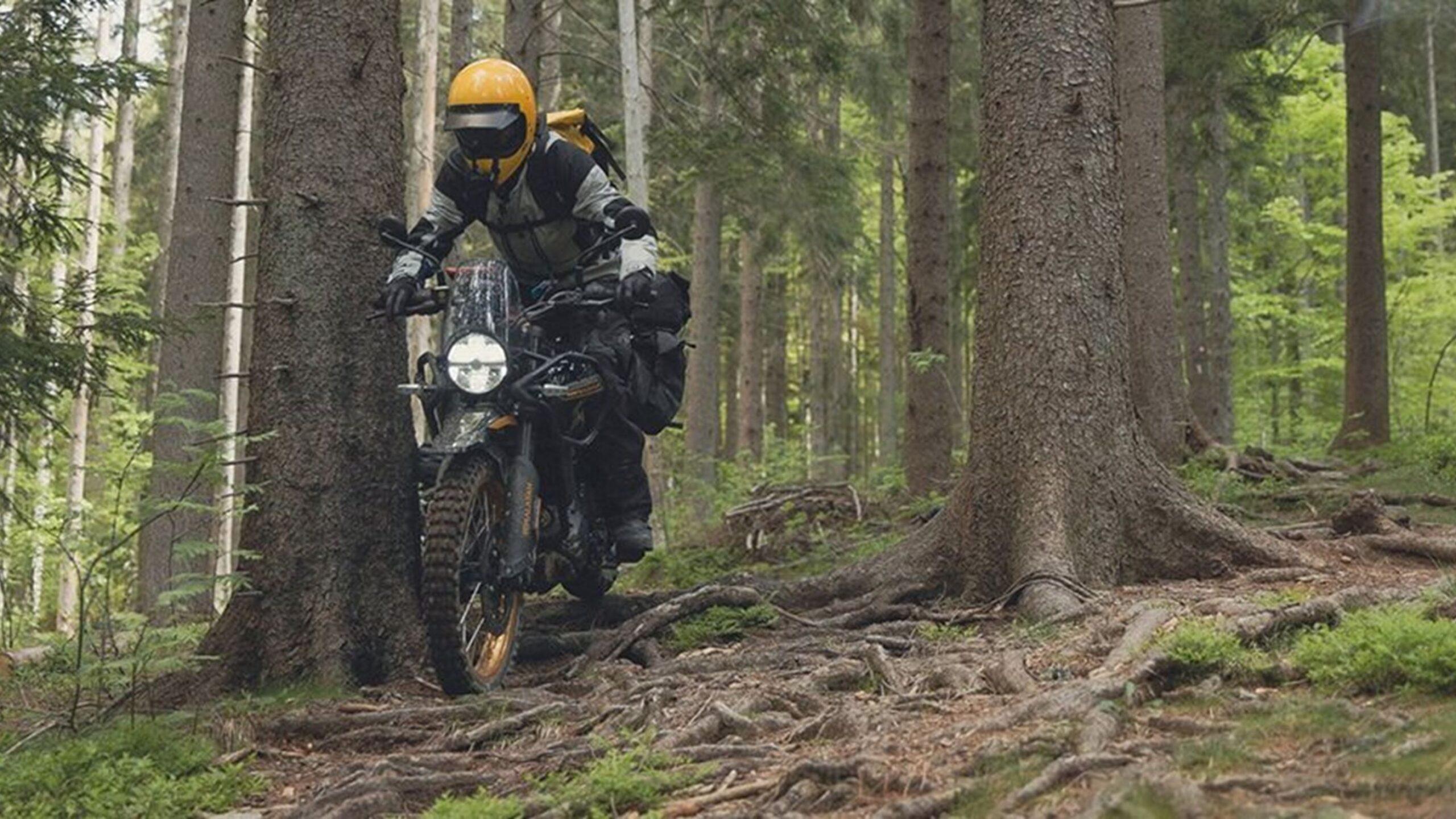 Homem pilotando uma motocicleta Royal Enfield Himalayan 450