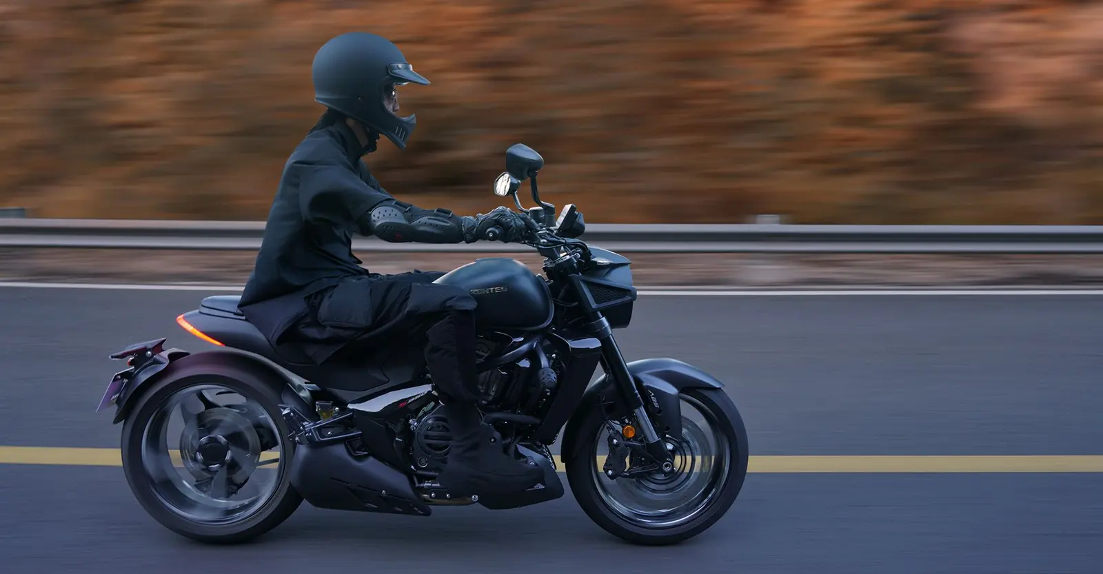 Homem pilotando uma motocicleta Zontes S350